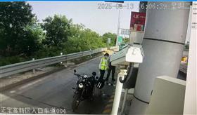 及时拦截闯口上道摩托车