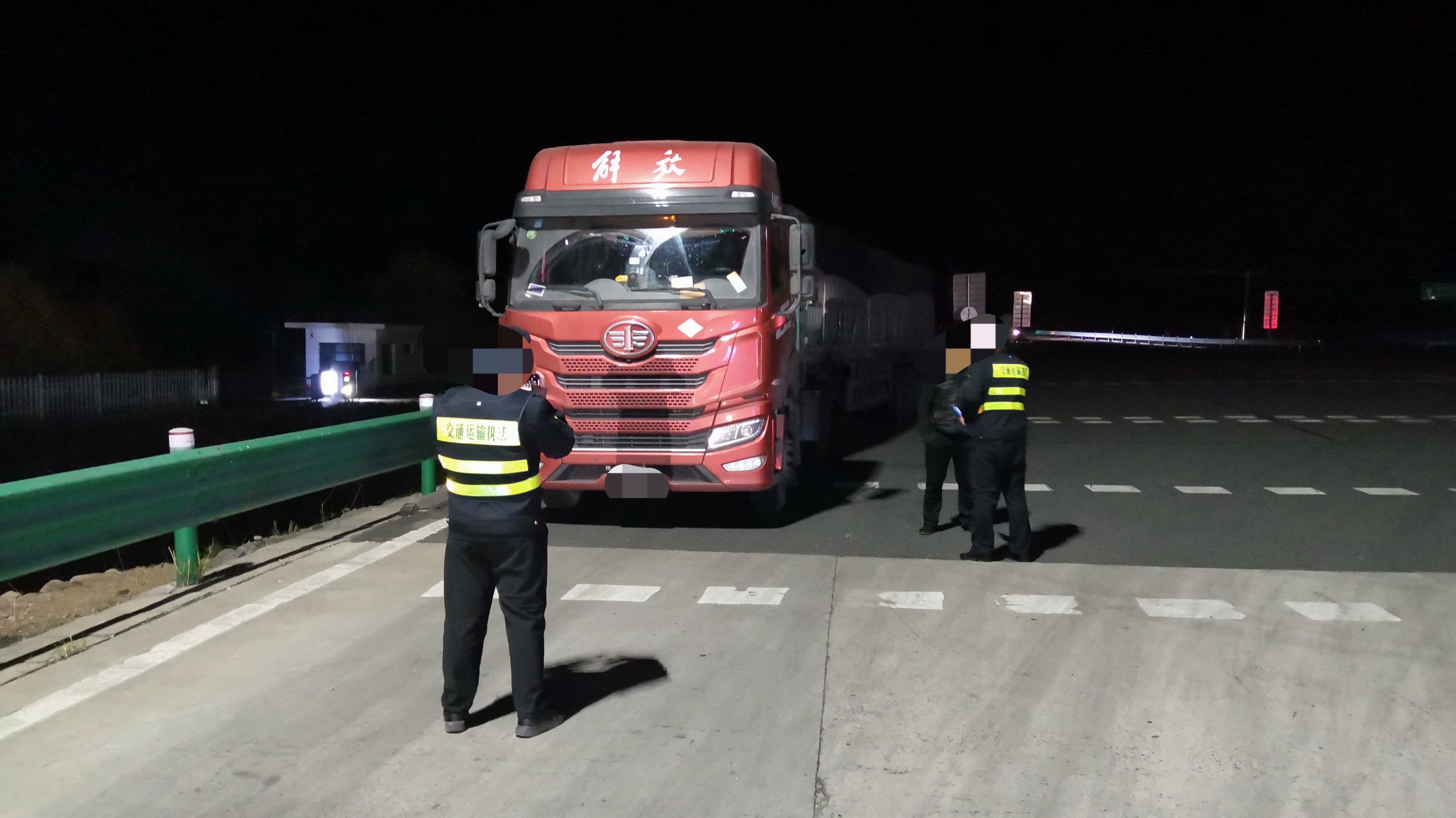 协同路政查处超限车.jpg 协同路政查处超限车.jpg